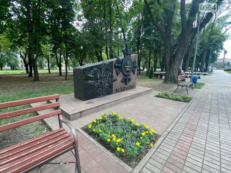 В Кривом Роге повредили памятники чернобыльцам и военным, погибшим под Иловайском