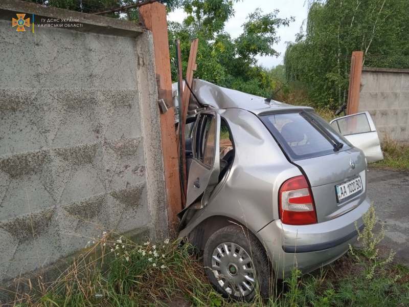 В Борисполе иномарка влетела в бетонный забор