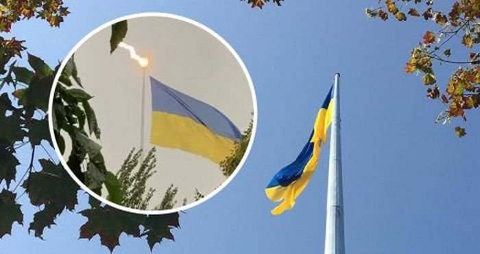 В Харькове молния попала в недавно установленный флагшток (ВИДЕО)