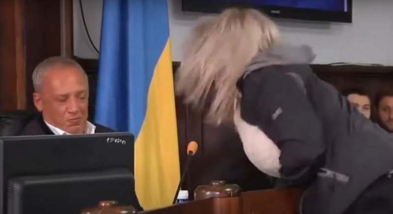 В Черновцах женщина пыталась ударить мэра прямо на сессии горсовета (ВИДЕО)