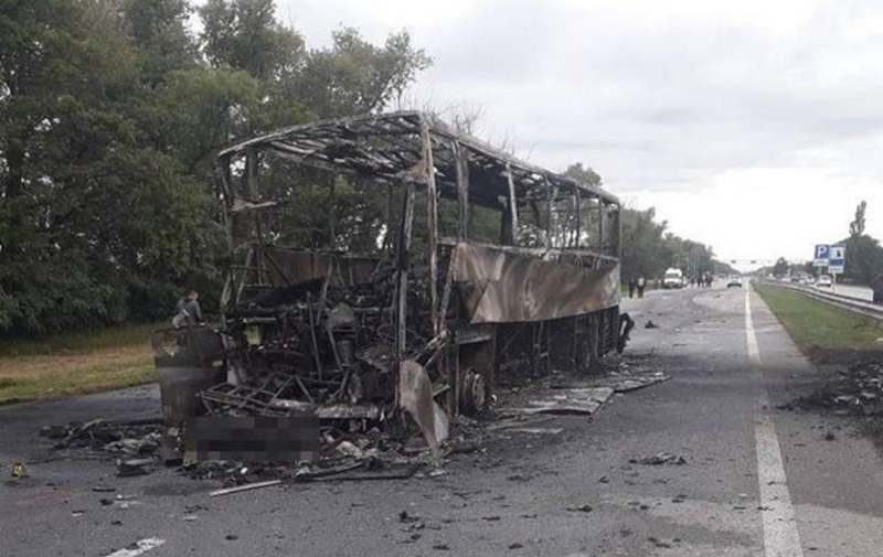 В Житомирской области в результате ДТП полностью сгорел пассажирский автобус (ФОТО)