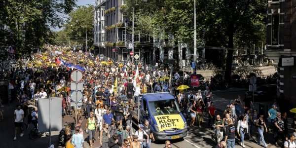 В Амстердаме прошли массовые протесты против коронавирусных ограничений