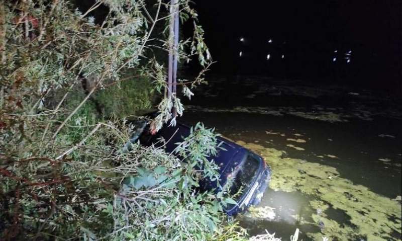 В Хмельницкой области  Ford Focus слетел с дороги в пруд (ВИДЕО)