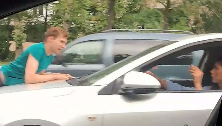 В Киеве пара угнала BMW и провезла на капоте продавца (ВИДЕО)