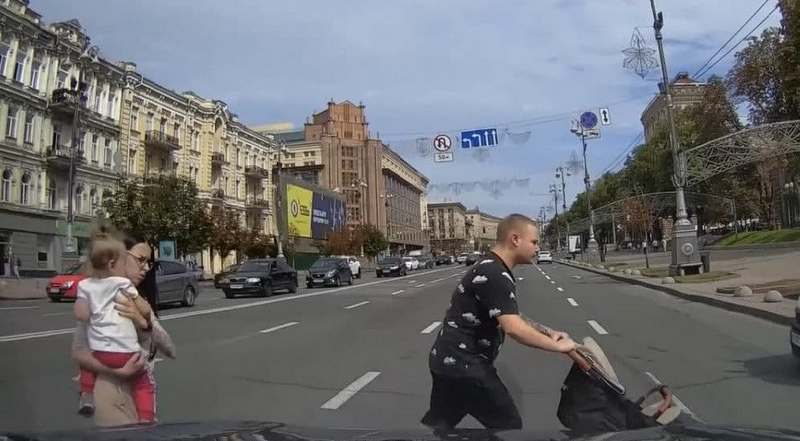 В Киеве родители с коляской переходили оживленную дорогу в неположенном месте (ВИДЕО)