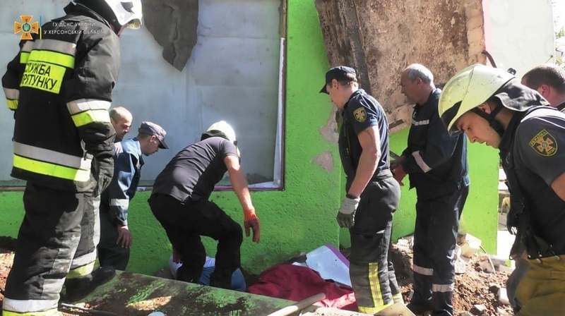 В Херсоне бетонная плита рухнула на мужчину (ФОТО)