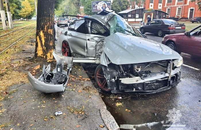 В Одессе юный гонщик на BMW влетел в дерево