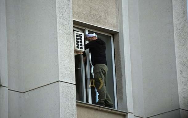 В Одессе АТОшник проник в здание ОГА и угрожал выброситься из окна (ВИДЕО)