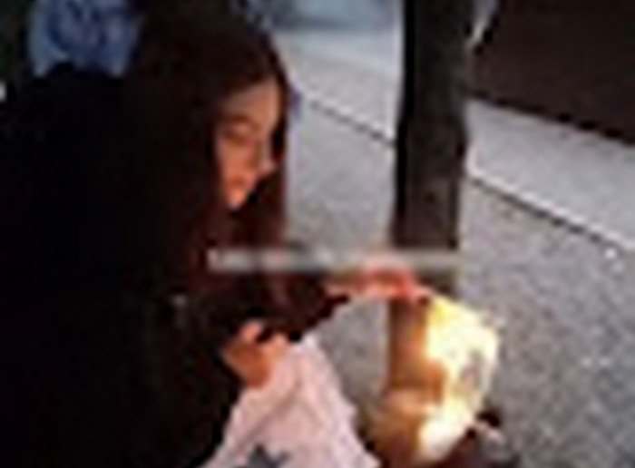 В Каменском школьница показательно сожгла флаг Украины (ВИДЕО)