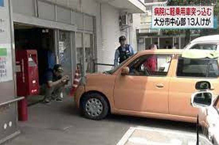 В Японии пожилая женщина на автомобиле въехала в здание клиники