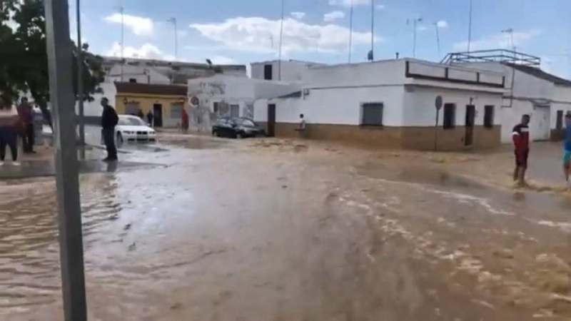 В Испании из-за сильных дождей по улицам поплыли автомобили (ВИДЕО)