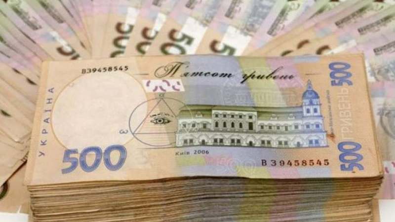 В Бердянске женщина нашла на мусорке 100 тысяч гривен и вернула владельцу