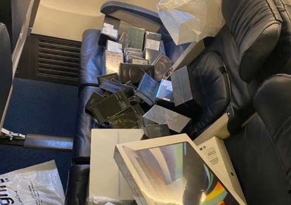 Бортпроводники в аэропорту «Борисполь» выдавали за мусор смартфоны iPhone (ВИДЕО)