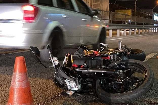 В Киеве мотоциклист протаранил автомобиль охранной службы