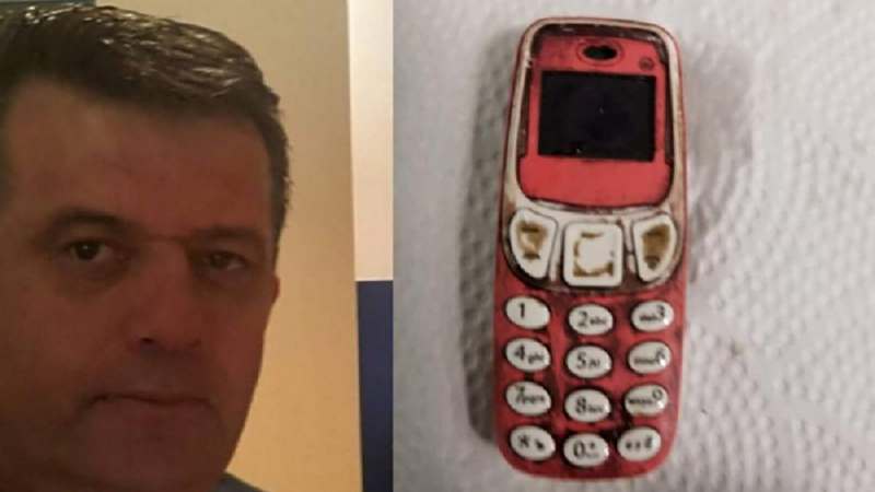 В Косово мужчина проглотил мобильный телефон Nokia 3310