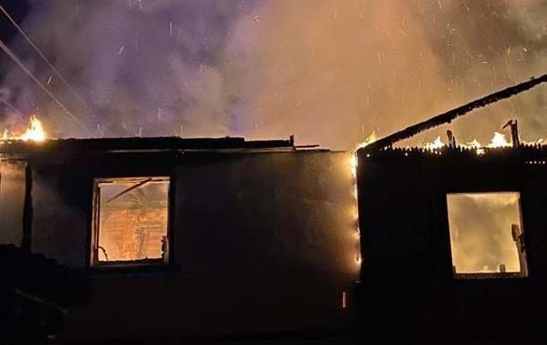 В Киеве при пожаре частного дома заживо сгорел мужчина