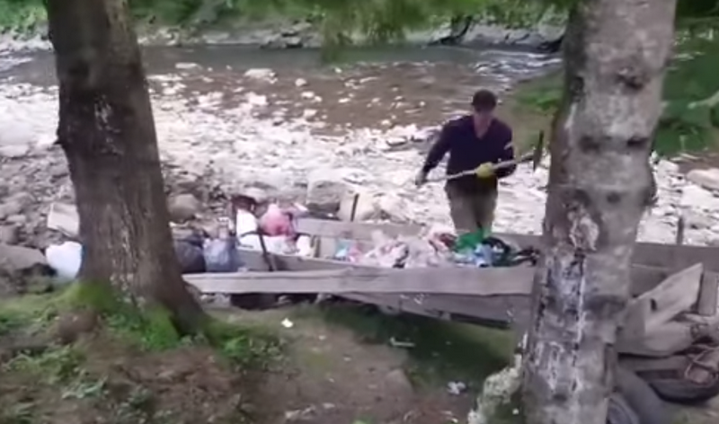 В Закарпатье мужчина сбросил мусор с телеги в реку у Синевира (ВИДЕО)