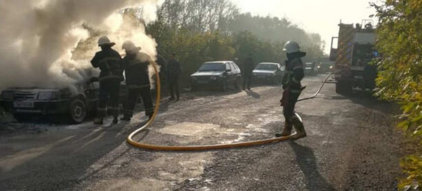 В Харьковской области во время движения загорелся автомобиль