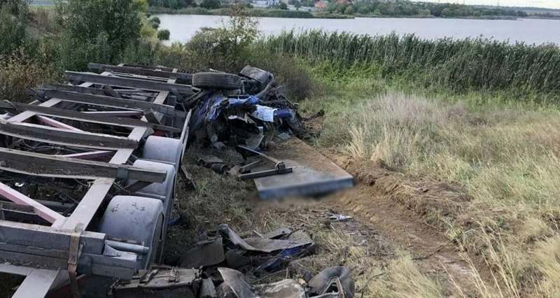 Под Донецком металлическая плита раздавила кабину грузовика