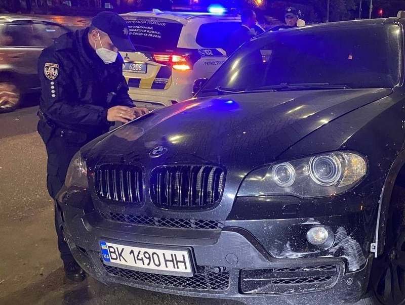 В Киеве BMW на полной скорости протаранило легковушку (ФОТО)