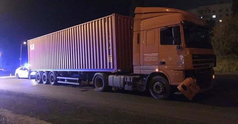 В Харькове грузовик сбил двух подростков на пешеходном переходе