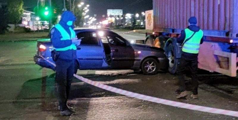 В Киеве в фуру врезался пьяный водитель Deo Lаnos
