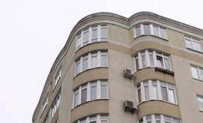 В Киеве чердак многоэтажки превратили в квартиры (ВИДЕО)