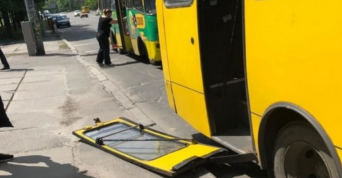 В Киеве у маршрутки отвалилась дверь (ФОТО)