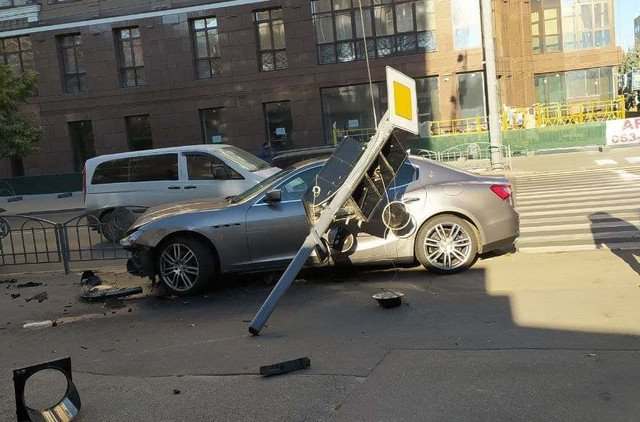 В Харькове иностранцы на Maserati снесли светофор (ФОТО)