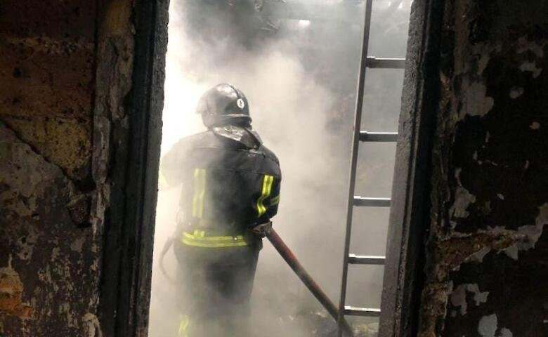 В Киеве во время пожара в жилом доме погиб молодой парень