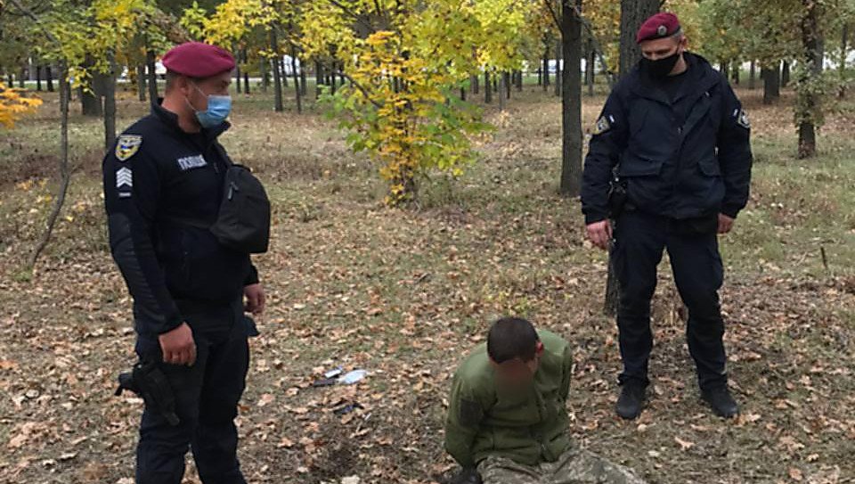 В Николаеве задержали пьяного военнослужащего, который отобрал у таксиста телефон