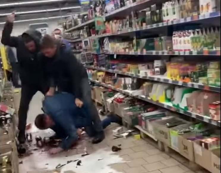 В Днепре в супермаркете произошла драка между двумя мужчинами и пенсионером (ВИДЕО)