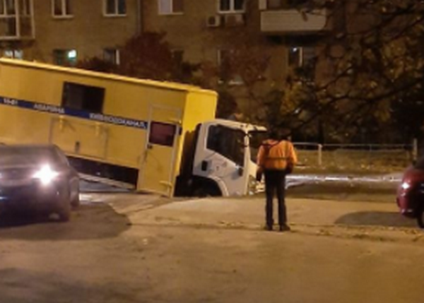 В Киеве аварийное авто водоканала "ушло под землю" (ВИДЕО)