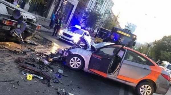 В Киеве авто каршеринга влетело в грузовик (ФОТО)