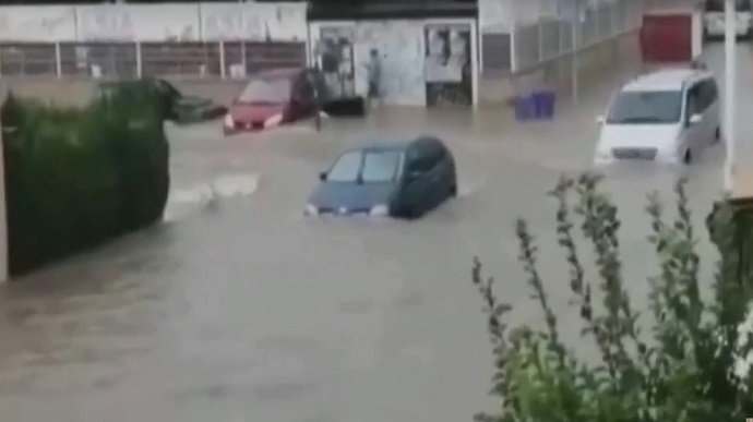В Испании из-за потопа под воду ушли рынки, по улицам плавали авто (ВИДЕО)