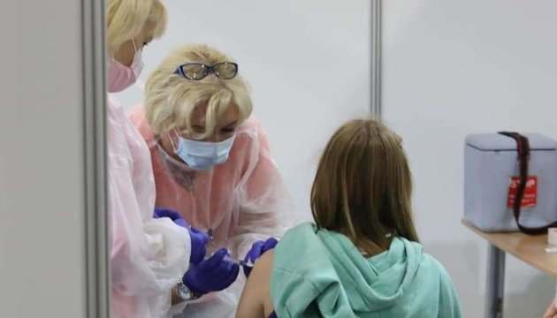 Украинцы, имеющие противопоказания к COVID-вакцинации, смогут получить справки уже через неделю