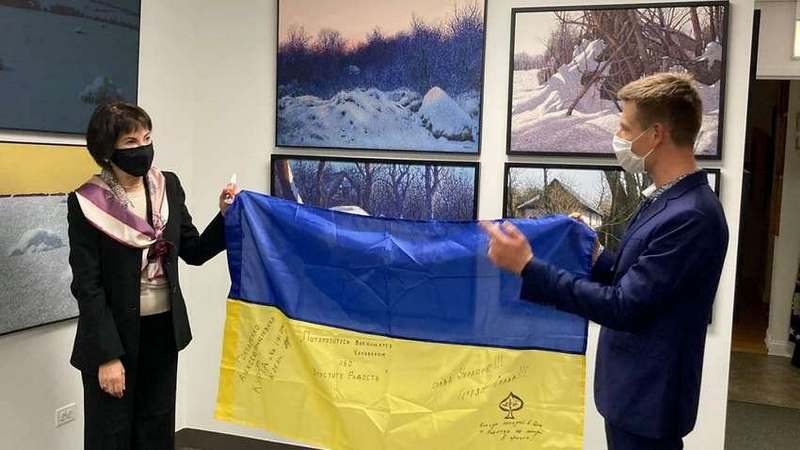 Украинский национальный музей в Чикаго получил боевое знамя с подписью лучшего снайпера