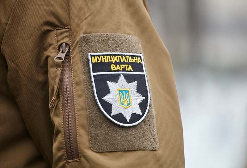 В киевском сквере на Гейдара Алиева охранник ударил девушку (ВИДЕО)