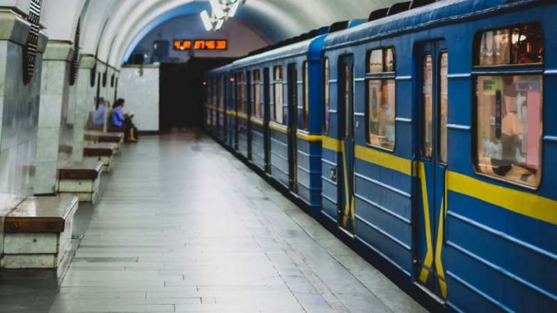 В киевском метро подростки курили в вагоне (ВИДЕО)