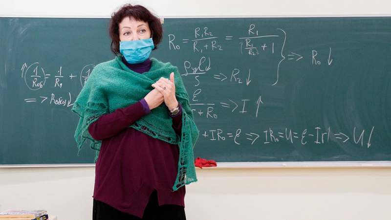 В Киеве школам грозит дистанционка из-за недостоверных данных о вакцинации учителей