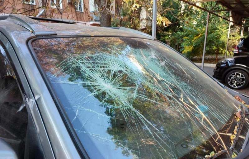 В Одессе неадекват бросал камни в машины и ударил ножом полицейского
