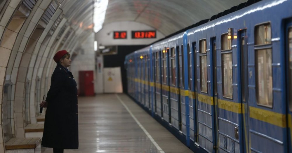 В Киевском метро из вагона выгнали девушку, которая отказывалась надевать маску (ВИДЕО)