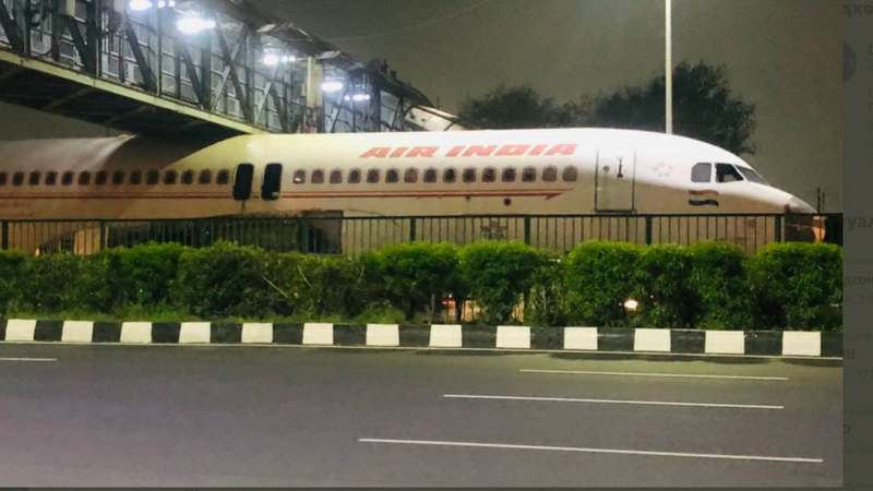 В Индии самолет застрял под пешеходным мостом (ВИДЕО)