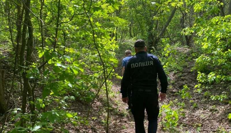 Под Днепром грибники в лесополосе нашли труп мужчины