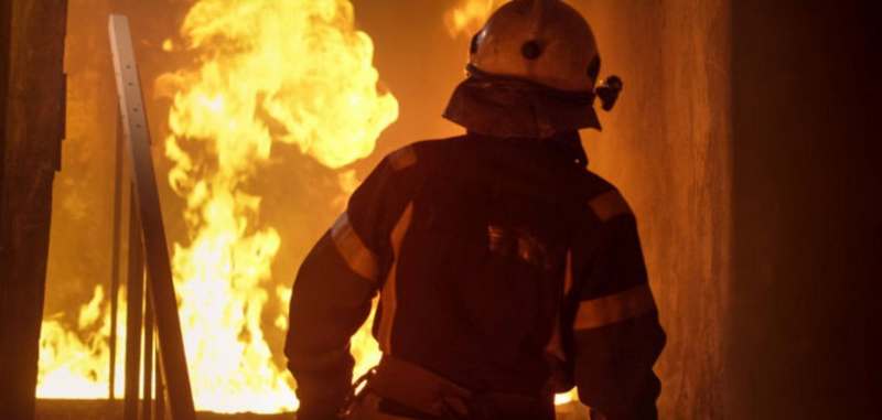 В центре Киеве в жилом доме вспыхнул сильный пожар (ВИДЕО)