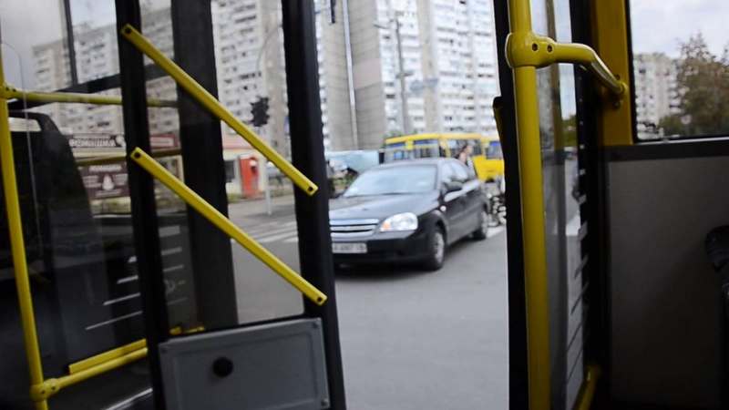 В Харькове пассажир троллейбуса выбил дверь ногой (ВИДЕО)