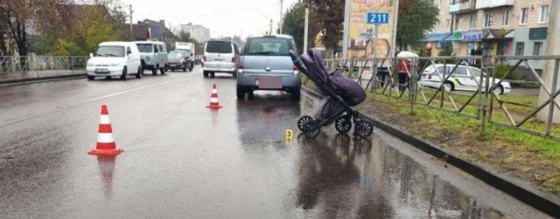 На Ровенщине водитель сбил коляску с 10-месячным ребенком