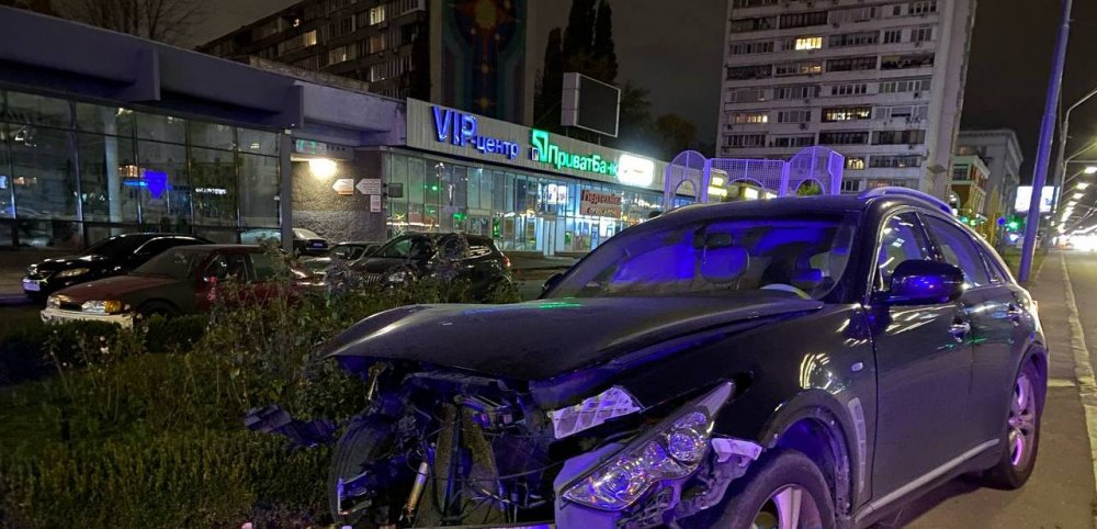 В центре Киева внедорожник на "блатных" номерах попал в аварию (ФОТО)