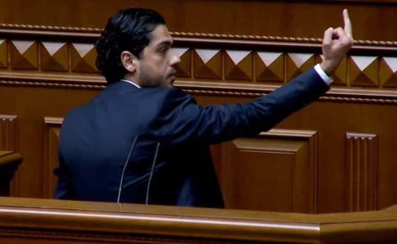 Скандальный нардеп Лерос показал Президенту Украины средний палец (ВИДЕО)