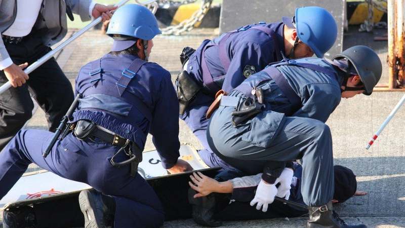 Полиция Японии задержала мужчину за попытку поджога в скоростном экспрессе